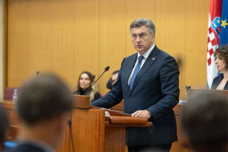 Proračun je socijalno osjetljiv, održiv i ambiciozan – prihodi 28,5 milijardi eura, rashodi 32,6 milijardi eura Proračun je socijalno osjetljiv, održiv i ambiciozan – prihodi 28,5 milijardi eura, rashodi 32,6 milijardi eura
