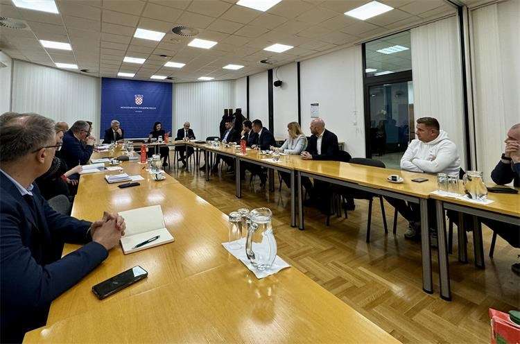 Ministrica Vučković s predstavnicima trgovačkih lanaca o plasmanu svježeg svinjskog mesa Ministrica Vučković s predstavnicima trgovačkih lanaca o plasmanu svježeg svinjskog mesa