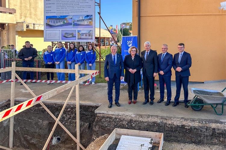 Bačić: Vlada u 2025. daje 135 milijuna eura za projekte Hrvata u BiH Bačić: Vlada u 2025. daje 135 milijuna eura za projekte Hrvata u BiH