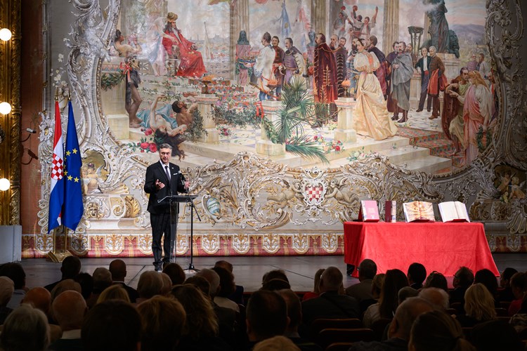 Hrvatsko narodno kazalište u Zagrebu živo je središte kulturnog života, simbol hrvatskog identiteta i glavnog grada Hrvatsko narodno kazalište u Zagrebu živo je središte kulturnog života, simbol hrvatskog identiteta i glavnog grada